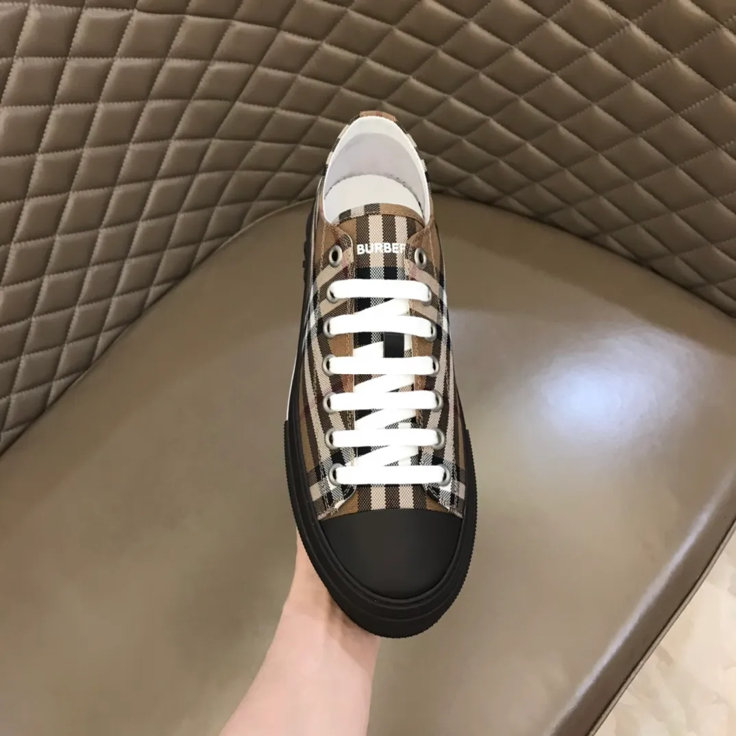 p400 "Burberr*" men's classic low-top sneakers, reinterpreted in Vintage check cotton material and decorated with a new brand logo. First-layer sheepskin lining, embossed Burberry logo on the heel, and original TPU outsole! Size: 38-44 No. 068